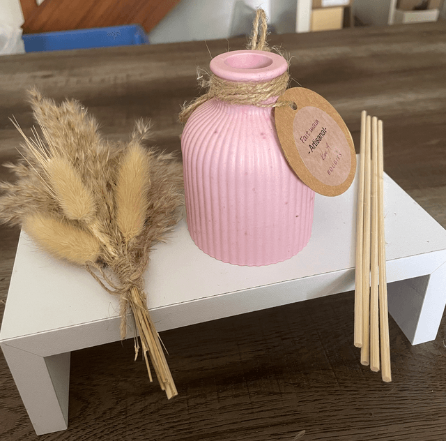 Mini vase cotelé en jesmonite et bouquet de fleurs séchées